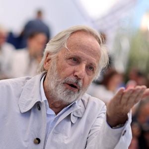 Rappelons que Fabrice Luchini avait pointé du doigt le programme, évoquant des mensonges et mises en scène.

Fabrice Luchini - Photocall du film "Marcello Mio" (Compétition) lors du 77ème Festival International du Film de Cannes (14 - 25 mai 2024), le 22 mai 2024. 
© Jacovides / Moreau / Bestimage