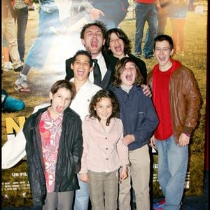 “Comme on m’en parle souvent, quasi tous les jours, j'ai l’impression que c’était il y a quatre, cinq ans”, confie Cindy Colpaert sur le film

Archive - Jean-Paul Rouve et Jean Benguigui entouré par les enfants du film à l'avant-première de Nos Jours Heureux, au cinéma UGC Normandy. Guillaume Gaffiot/Bestimage