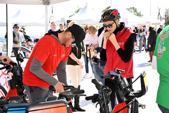 Le prince Albert II de Monaco et la princesse Charlene ont participé à la Road Safety Day, une journée de sensibilisation et de sport pour toute la famille dédié à la sécurité routière à vélo et à l'initiation des jeunes au sport, à Monaco organisée par la Fondation Princesse Charlene, le 23 mars 2025.  © Bruno Bebert/Bestimage