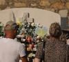 Depuis sa disparition, sa tombe connaît un "va et vient constant" d'admirateurs venus lui rendre hommage.

Les touristes se recueillent en plein été sur la tombe de Brigitte Bardot, le 10 août 2026. 

© Franz Chavaroche / Bestimage