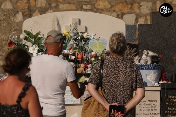 Depuis sa disparition, sa tombe connaît un "va et vient constant" d'admirateurs venus lui rendre hommage.

Les touristes se recueillent en plein été sur la tombe de Brigitte Bardot, le 10 août 2026. 

© Franz Chavaroche / Bestimage