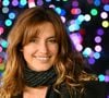 Exclusif - Laëtitia Milot, actrice, écrivaine française et depuis peu animatrice TV dans l'émission du Meilleur pâtissier sur M6, était la marraine des illuminations du village de Noel de la Ville de Vence, place du Grand Jardin, le 6 décembre 2025.
Accompagnée par le maire de Vence, Régis Lebigre, qui a d'abord participé à la parade de Noël, puis assisté à l'illumination de l'Etoile du Baou, la célébre actrice de Plus belle la vie et de la Vengeance aux yeux clairs, avec le public, a fait un compte à rebours pour lancer les illuminations du village de Noël et de son sapin installé au milieu de la place. Laëtitia Milot, maintenant azuréenne, puisqu'elle est installée avec son mari Badri et sa fille Lyana, près de Vence, n'a pas caché sa joie d'être présente pour cet événement. Elle a apprécié la performance de la troupe d'acrobates Airligthshow avant de se prêter aux demandes de selfies et d'autographes. C'est durant le tournage de la saison 2, de la série la Vengeance aux yeux clairs, que Laëtitia est tombée sous le charme de l'arrière pays niçois. Après avoir vécu plus de 17 ans dans le Var, elle est aujourd'hui dans les Alpes-Maritimes. © Bruno Bebert/Bestimage