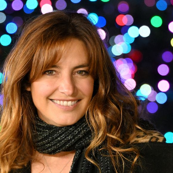 Exclusif - Laëtitia Milot, actrice, écrivaine française et depuis peu animatrice TV dans l'émission du Meilleur pâtissier sur M6, était la marraine des illuminations du village de Noel de la Ville de Vence, place du Grand Jardin, le 6 décembre 2025.
Accompagnée par le maire de Vence, Régis Lebigre, qui a d'abord participé à la parade de Noël, puis assisté à l'illumination de l'Etoile du Baou, la célébre actrice de Plus belle la vie et de la Vengeance aux yeux clairs, avec le public, a fait un compte à rebours pour lancer les illuminations du village de Noël et de son sapin installé au milieu de la place. Laëtitia Milot, maintenant azuréenne, puisqu'elle est installée avec son mari Badri et sa fille Lyana, près de Vence, n'a pas caché sa joie d'être présente pour cet événement. Elle a apprécié la performance de la troupe d'acrobates Airligthshow avant de se prêter aux demandes de selfies et d'autographes. C'est durant le tournage de la saison 2, de la série la Vengeance aux yeux clairs, que Laëtitia est tombée sous le charme de l'arrière pays niçois. Après avoir vécu plus de 17 ans dans le Var, elle est aujourd'hui dans les Alpes-Maritimes. © Bruno Bebert/Bestimage
