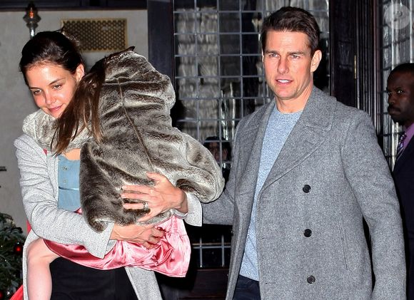 Tom Cruise et Katie Holmes ont emmené leur fille Suri au spectacle Casse-Noisette à New York, USA, le 16 décembre 2011.  FAME PICTURES / BESTIMAGE