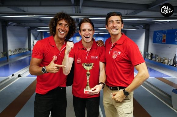 Exclusif - L'équipe "Koh Lanta": Laurent Maistret, Dorian Louvet, Claude Dartois remporte le tournoi de quilles - Quille solidaire à la veille de l'étape du coeur de l'association Mécénat Chirurgie Cardiaque "MCC" lors du Tour de France 2024 à Gevrey-Chambertin, France, le 4 juillet 2024. © Christophe Clovis/Bestimage