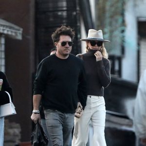 Exclusif - Prix Spécial - No web - Laeticia Hallyday est allée déjeuner avec son nouveau compagnon Frédéric et ses filles Jade et Joy à Venice le 17 janvier 2025.
Laeticia reprend peu à peu ses marques et ses habitudes depuis son retour à Los Angeles, notamment grâce à Frédéric, qui l'aide à surmonter les épreuves de ce début d'année 2025. En effet, le couple a rejoint Jade et Joy en milieu d’après-midi Venice, CA  pour un déjeuner tardif chez Gjelina, un restaurant branché au style minimaliste que Laeticia avait l'habitude de fréquenter.
Tout en cherchant à reprendre un rythme de vie normal pour apaiser le stress qui pèse sur ses filles quant à leur avenir, on peut voir Laeticia réconforter Joy. Pendant ce temps, Frédéric esquisse ici et là quelques sourires en compagnie de Laeticia, qui ne manque pas de le prendre dans ses bras pour se réconforter. 
--- Pour infos voir vendeurs ---