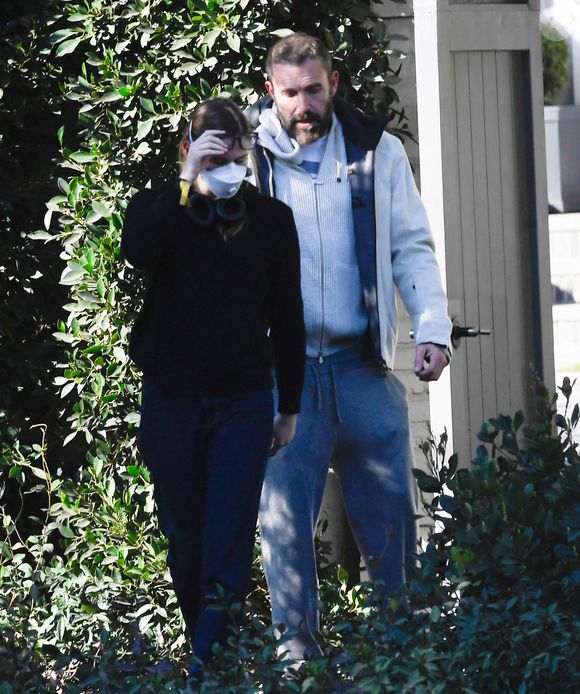 11/01/2025 Ben Affleck a été vu en train de serrer sa fille Violet dans ses bras à Los Angeles. L'acteur américain de 52 ans a été photographié à l'extérieur de sa maison de Brentwood alors que la zone a reçu des ordres d'évacuation.
