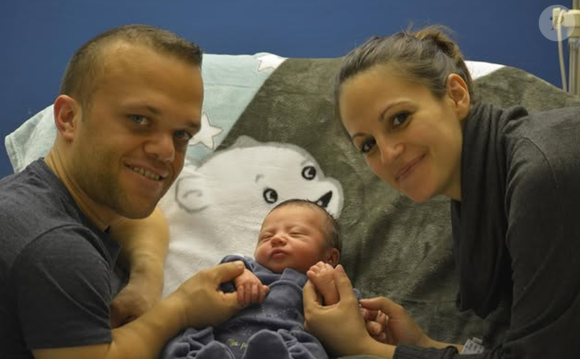 La star de Fort Boyard a dit oui à Gaëlle, sa compagne de longue date et mère de son fils de 6 ans. 

Passe-Muraille (Anthony Laborde) sur Instagram avec sa famille.
