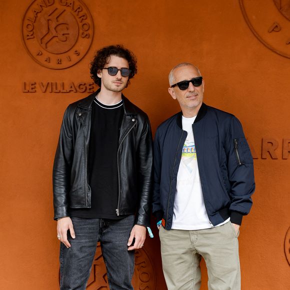 Gad Elmaleh avec son fils Noé au village lors des Internationaux de France de Tennis de Roland Garros 2025, à Paris, France, le 8 juin 2025. © Cyril Moreau/Bestimage
