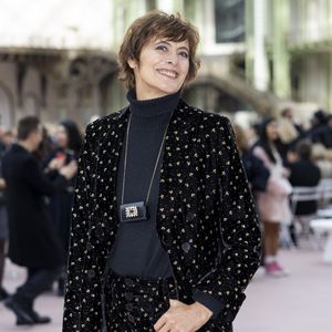 Inès de La Fressange au défilé de mode féminine Chanel printemps-été 2025 lors de la Fashion Week de Paris (PFW), au Grand Palais, le 1er octobre 2024. 

© Olivier Borde / Bestimage