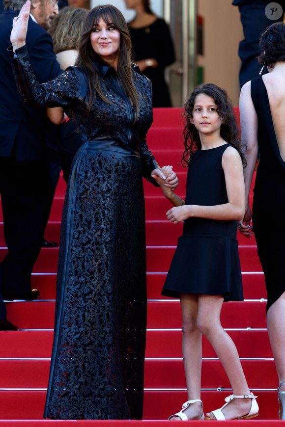 La pièce est signée Maria Grazia Chiuri.
Monica Bellucci, Tawba El Gharchi - Montée des marches du film " Histoires de la nuit " lors du 79ème Festival International du Film de Cannes, le 21 mai 2026. © Olivier Borde / Bestimage