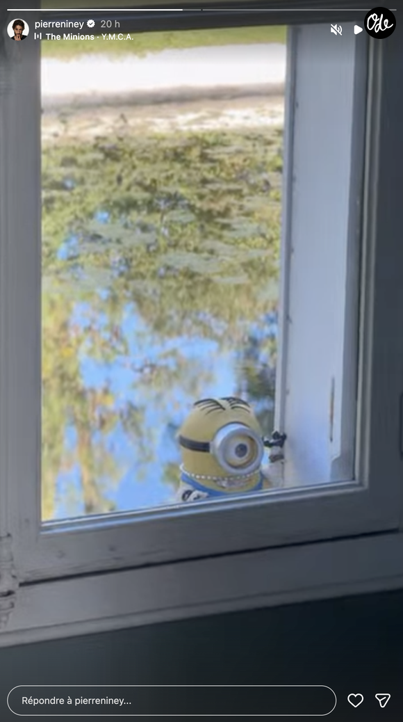 Sur sa story Instagram, l’acteur a filmé un Minion posté à la fenêtre de sa demeure. 

Un Minion s'est invité dans la maison de Pierre Niney - Capture de la story Instagram de Pierre Niney