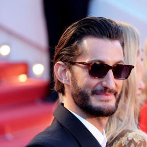 Pierre Niney - Montée des marches du film " Histoires parallèles " lors du 79ème Festival International du Film de Cannes, le 14 mai 2026. © Jacovides-Moreau / Bestimage