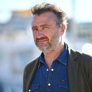 "Je peux en tout cas me permettre de lui dire certaines choses que je ne dirais pas forcément à un autre enfant", a-t-il confié. 

Alexandre Brasseur participe à la séance photo organisée dans le cadre du Festival de fiction de La Rochelle, le 17 septembre 2022 à La Rochelle, en France. Photo de Franck Castel/ABACAPRESS.COM