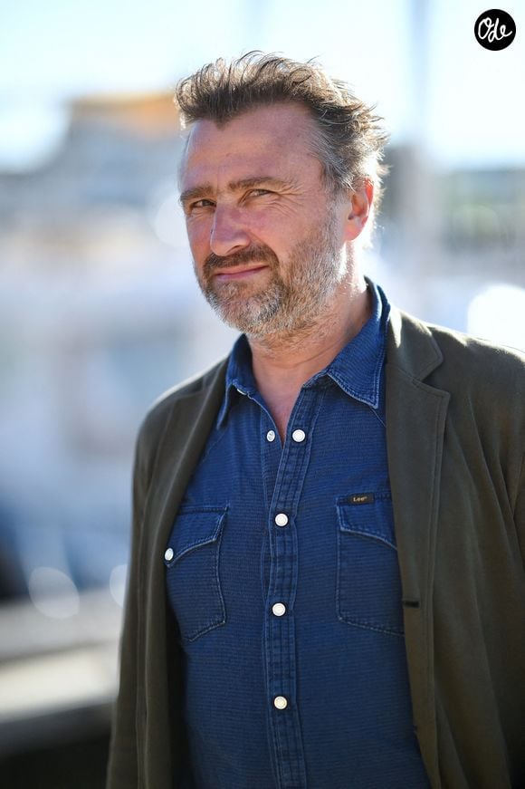 "Je peux en tout cas me permettre de lui dire certaines choses que je ne dirais pas forcément à un autre enfant", a-t-il confié. 

Alexandre Brasseur participe à la séance photo organisée dans le cadre du Festival de fiction de La Rochelle, le 17 septembre 2022 à La Rochelle, en France. Photo de Franck Castel/ABACAPRESS.COM
