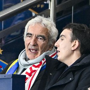 Raymond Domenech et son fils Merlin lors du match de football opposant la France à l'Ukraine dans le cadre des éliminatoires de la Coupe du monde de la FIFA 2026, groupe D, le 13 novembre 2025 au Parc des Princes à Paris, en France. Photo de Victor Joly/ABACAPRESS.COM