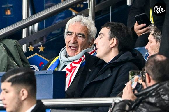 Raymond Domenech et son fils Merlin lors du match de football opposant la France à l'Ukraine dans le cadre des éliminatoires de la Coupe du monde de la FIFA 2026, groupe D, le 13 novembre 2025 au Parc des Princes à Paris, en France. Photo de Victor Joly/ABACAPRESS.COM