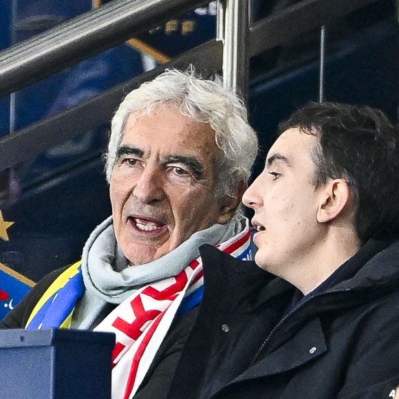 Raymond Domenech et son fils Merlin lors du match de football opposant la France à l'Ukraine dans le cadre des éliminatoires de la Coupe du monde de la FIFA 2026, groupe D, le 13 novembre 2025 au Parc des Princes à Paris, en France. Photo de Victor Joly/ABACAPRESS.COM