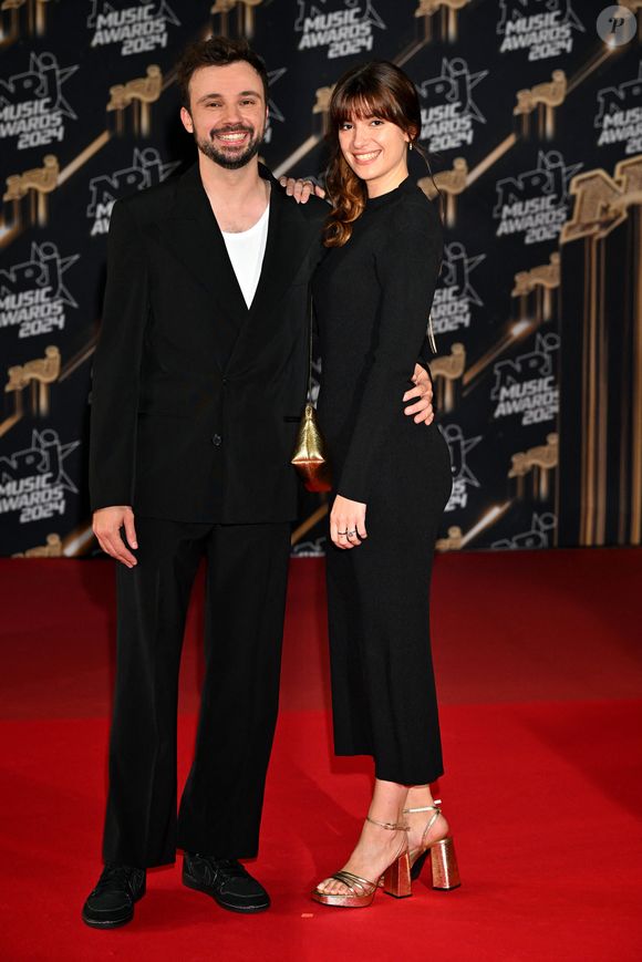 Elle est aussi photographe et expose régulièrement son travail sur Instagram.

Tom Villa et sa compagne au photocall de la 26ème édition des NRJ Music Awards à Cannes, le 1er novembre 2024. © Bebert-Guignebourg/Bestimage