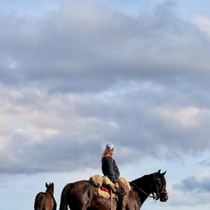 Dès son arrivée, Laury Thilleman a eu une grosse crise allergique à cause des chevaux.

Laury Thilleman lors du tournage de "Rendez-vous en terre inconnue" avec Cyril Lignac