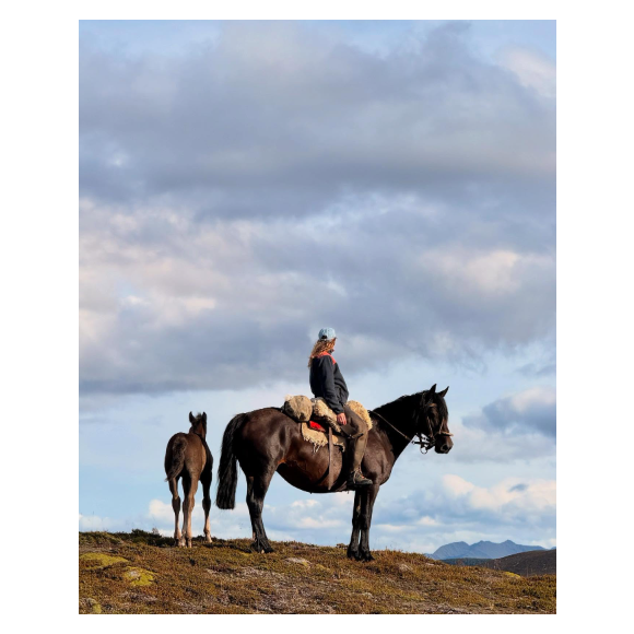 Dès son arrivée, Laury Thilleman a eu une grosse crise allergique à cause des chevaux.

Laury Thilleman lors du tournage de "Rendez-vous en terre inconnue" avec Cyril Lignac