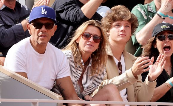 Sarah Poniatowski (Lavoine) avec son compagnon Roschdy Zem et son fils Roman dans les tribunes lors des Internationaux de France de Tennis de Roland Garros 2025. Paris, le 1er Juin 2025. © Dominique Jacovides/Bestimage