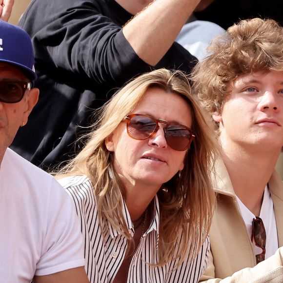 Sarah Poniatowski (Lavoine) avec son compagnon Roschdy Zem et son fils Roman dans les tribunes lors des Internationaux de France de Tennis de Roland Garros 2025. Paris, le 1er Juin 2025. © Dominique Jacovides/Bestimage