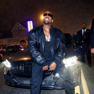 Exclusif - Kanye West lors d'une séance photo improvisée dans la rue avec sa nouvelle Mercedes Maybach à la sortie d'une after-party des Grammys à Los Angeles, le 3 février 2025 © Backgrid USA / Bestimage