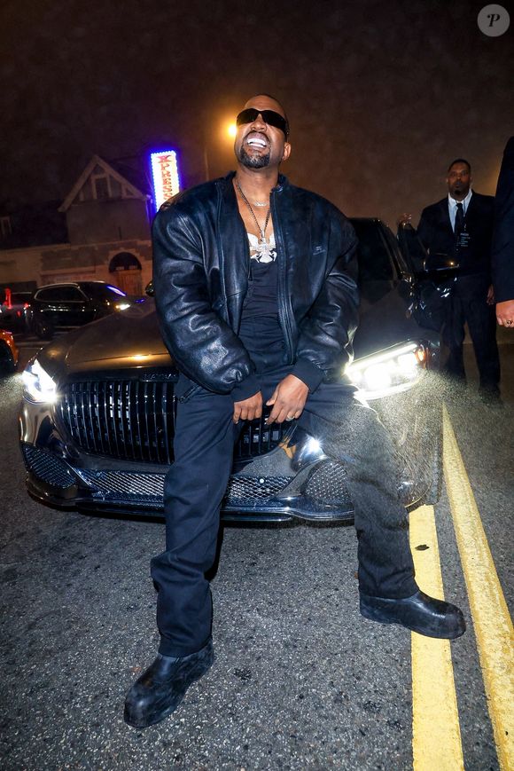 Exclusif - Kanye West lors d'une séance photo improvisée dans la rue avec sa nouvelle Mercedes Maybach à la sortie d'une after-party des Grammys à Los Angeles, le 3 février 2025 © Backgrid USA / Bestimage