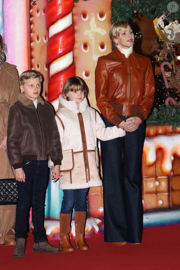 La princesse Charlene de Monaco avec ses enfants, le prince héréditaire Jacques et la princesse Gabriella, a Inauguré le traditionnel Marché de Noël de Monaco, le 6 décembre 2024. Ils étaient accompagné par le nouveau ministre d'Etat de la Principauté, M. Didier Guillaume, de M. Geoges Marsan, le maire de Monaco et certains de ses adjoints. Le Marché est ouvert jusqu'au 5 janvier 2025. 24 chalets décorés proposent des produits artisanaux, idées cadeaux ou décorations de Noël aux visiteurs, et aussi 21 stands gourmands avec des spécialités à déguster dans la zone restauration. © JC VINAJ / Pool Monaco / Bestimage