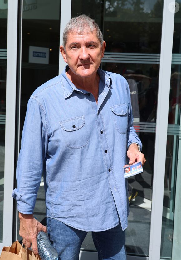 Exclusif - Yves Calvi - Les célébrités quittent les studios de RTL à Neuilly-sur-Seine, le 2 septembre 2024.