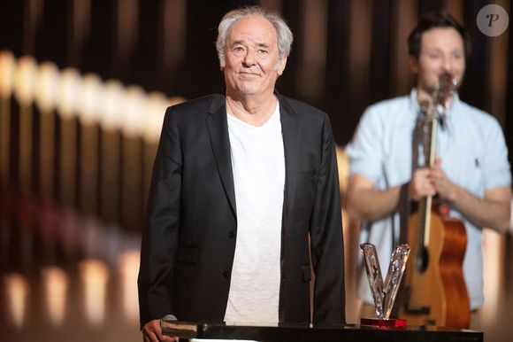 Le chanteur et auteur-compositeur s’y était installé en 1978. C’est donc une maison qui a du vécu et la cuisine est l’une des pièces les plus parlantes lorsqu’il s’agit de montrer à quel point cette demeure a traversé les années.

Maxime Le Forestier célèbre après avoir reçu l'hommage d'Alain Souchon lors des Victoires de la Musique à la Seine Musicale à Boulogne-Billancourt, France. Photo by David Niviere/ABACAPRESS.COM
