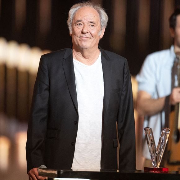 Le chanteur et auteur-compositeur s’y était installé en 1978. C’est donc une maison qui a du vécu et la cuisine est l’une des pièces les plus parlantes lorsqu’il s’agit de montrer à quel point cette demeure a traversé les années.

Maxime Le Forestier célèbre après avoir reçu l'hommage d'Alain Souchon lors des Victoires de la Musique à la Seine Musicale à Boulogne-Billancourt, France. Photo by David Niviere/ABACAPRESS.COM