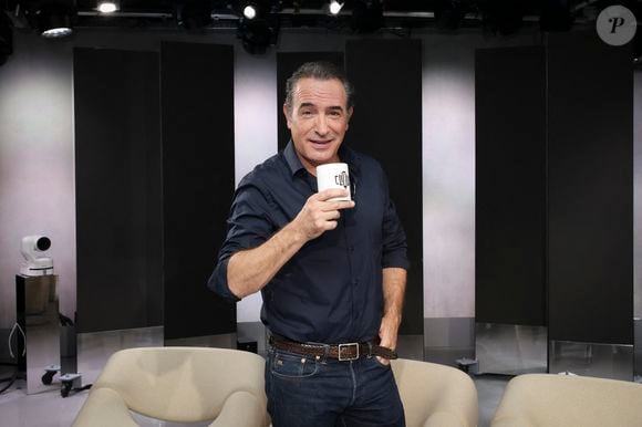 En plus de pouvoir se targuer d’être un acteur à la réputation internationale, Jean Dujardin est également un sex-symbol pour de nombreuses personnes. 

Exclusif - Jean Dujardin, sur le plateau de Clique présenté par M.Achour, et diffusé sur Canal + le 27 octobre 2025, à Paris, France, le 21 octobre 2025. © Jack Tribeca/Bestimage