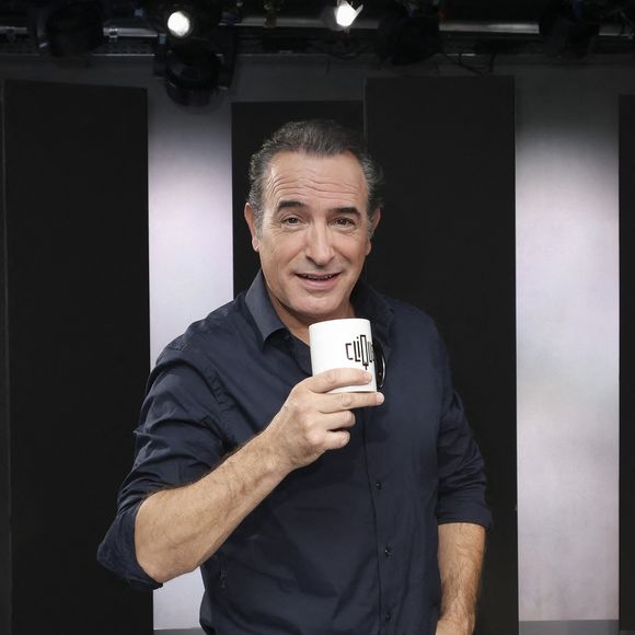 En plus de pouvoir se targuer d’être un acteur à la réputation internationale, Jean Dujardin est également un sex-symbol pour de nombreuses personnes. 

Exclusif - Jean Dujardin, sur le plateau de Clique présenté par M.Achour, et diffusé sur Canal + le 27 octobre 2025, à Paris, France, le 21 octobre 2025. © Jack Tribeca/Bestimage