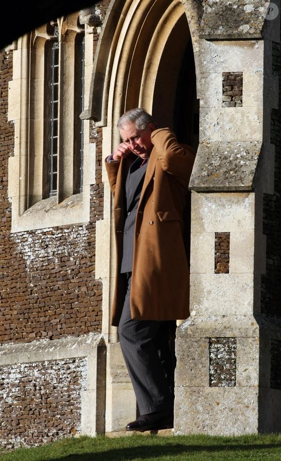 Le prince Charles ajuste son manteau alors qu'il quitte l'église St Mary Magdalene, sur le domaine royal de Sandringham, Norfolk, le 25 décembre 2011, pour l'office religieux du jour de Noël. Des badauds ont regardé les membres de la famille royale assister à l'office religieux du jour de Noël sur le domaine royal de Sandringham, dans le Norfolk. Photo by Chris Radburn/PA Photos/ABACAPRESS.COM