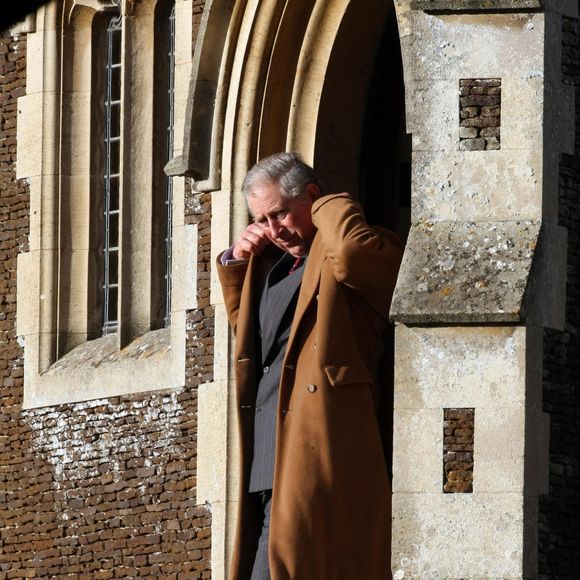 Le prince Charles ajuste son manteau alors qu'il quitte l'église St Mary Magdalene, sur le domaine royal de Sandringham, Norfolk, le 25 décembre 2011, pour l'office religieux du jour de Noël. Des badauds ont regardé les membres de la famille royale assister à l'office religieux du jour de Noël sur le domaine royal de Sandringham, dans le Norfolk. Photo by Chris Radburn/PA Photos/ABACAPRESS.COM