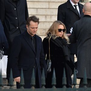 Face à une dette fiscale potentielle estimée à 36 millions d’euros, les deux enfants ont renoncé à l’héritage afin de ne pas en assumer le passif. 

David Hallyday et Laura Smet - Sorties de l'église de la Madeleine après les obsèques de Johnny Hallyday à Paris le 9 décembre 2017.
© Veeren / Bestimage
