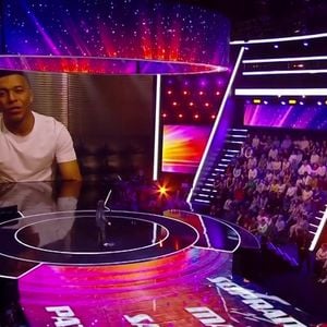 Kylian Mbappé est apparu sur le grand écran dans une vidéo enregistrée spécialement pour l'occasion. 

Capture d'écran TF1 (The Voice Kids)