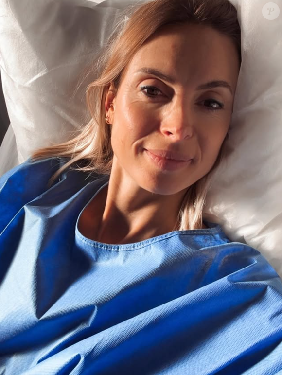 Et a depuis la jambe dans le plâtre. Roxanne Augoyard (Familles nombreuses) sur son lit d'hôpital.