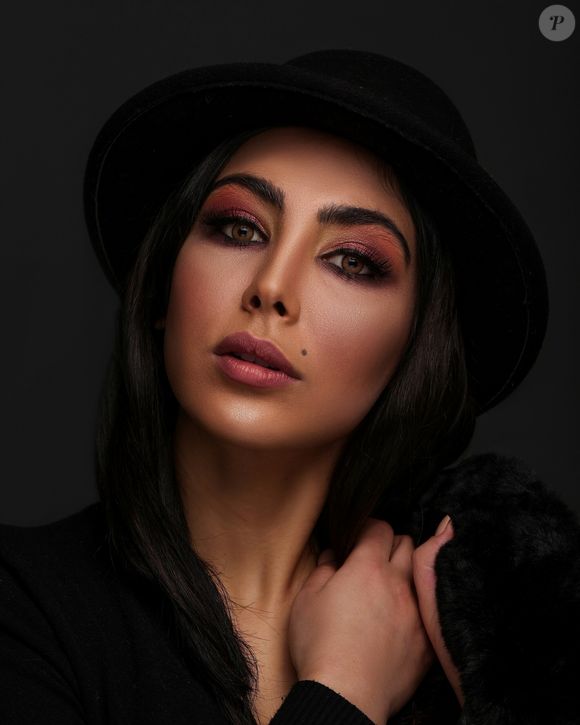 La première étape essentielle reste la préparation de la peau. Une peau bien nettoyée permet d’éliminer l’excès de sébum et la transpiration qui empêchent le maquillage d’adhérer correctement

Heatproof makeup : les astuces des make-up artists pour un maquillage qui résiste à la transpiration