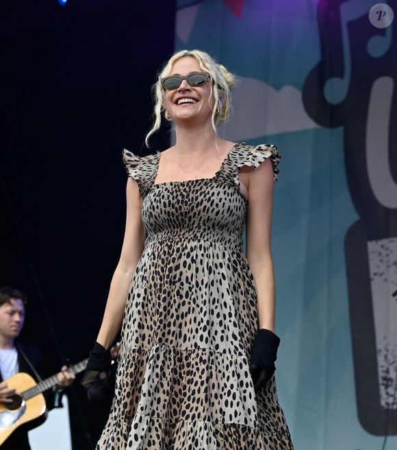 BGUK_3302263 - Wirral, ROYAUME-UNI Rayonnante et énergique, Pixie Lott monte sur la scène du festival We Are Wirral à The Wirral, jouant et dansant avec joie alors qu'elle est enceinte de sept mois.



Sur la photo : Pixie Lott