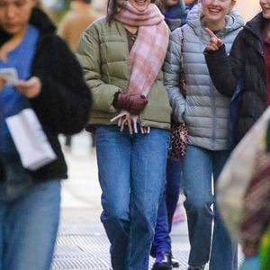 Suri Cruise, fille de Katie Holmes et Tom Cruise, était de bonne humeur alors qu'elle passait l'après-midi avec ses amis à New York City, USA, le 22 novembre 2022. Photo by Felipe Ramales/Splash News/ABACAPRESS.COM