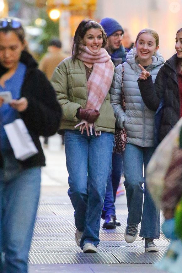 Suri Cruise, fille de Katie Holmes et Tom Cruise, était de bonne humeur alors qu'elle passait l'après-midi avec ses amis à New York City, USA, le 22 novembre 2022. Photo by Felipe Ramales/Splash News/ABACAPRESS.COM