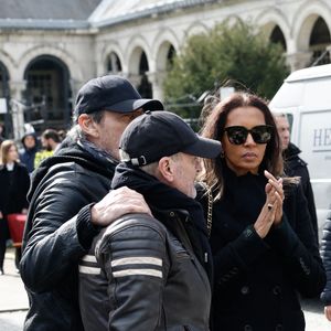 Laurent Baffie, Jean-Luc Reichmann, Karine Le Marchand - Sorties des obsèques d'Isabelle Mergault à la Coupole du Père-Lachaise à Paris le 30 mars 2026. © Cyril Moreau - Dominique Jacovides / Bestimage