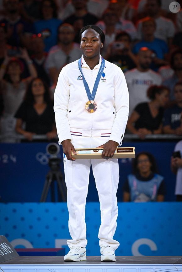 Clarisse Agbegnenou ( FRA ) célèbre avec sa médaille pendant les Jeux Olympiques de Judo 2024 à l'Arena Champ de Mars le 30 juillet 2024 à Paris, France. © Federico Pestellini / DPPI / Panoramic / Bestimage