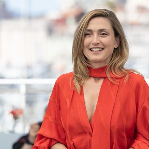 Julie Gayet serait au cœur d'une information judiciaire, ouverte en 2021, pour corruption, trafic d’influence, blanchiment, concussion et corruption d’agent public étranger. 

Julie Gayet - Photocall du jury de "L'Œil d'Or" lors du 78ème Festival International du Film de Cannes, le 23 mai 2025. © Jacovides/Moreau/Bestimage