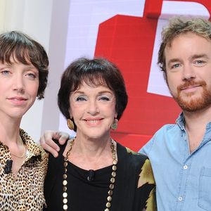 Exclusif - Anny Duperey entouree par ses enfants Sara Giraudeau et Gaël Giraudeau - Enregistrement de l'émission Vivement dimanche au studio Gabriel, présentée par M.Drucker et diffusée sur France 3 le 15 octobre 2023. © Guillaume Gaffiot / Bestimage