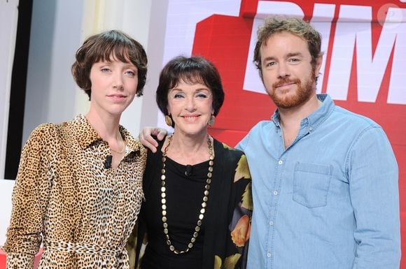 Exclusif - Anny Duperey entouree par ses enfants Sara Giraudeau et Gaël Giraudeau - Enregistrement de l'émission Vivement dimanche au studio Gabriel, présentée par M.Drucker et diffusée sur France 3 le 15 octobre 2023. © Guillaume Gaffiot / Bestimage