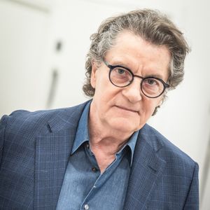 Exclusif - Francis Cabrel en backstage de l'enregistrement de l'émission "Serge Lama, le dernier rappel" présentée par F. Bollaert, diffusée le vendredi 21 novembre 2025 sur France 3 à 21h10, au théâtre Marigny à Paris, France, le 29 avril 2025. © Clovis-Moreau/Bestimage